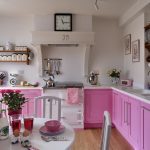 Valko-vaaleanpunainen keittiö ilman seinäkaappeja