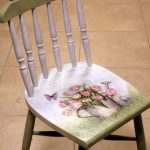 Vitgrön stol efter restaurering med ett vackert mönster i Provence-stil