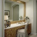 Grote spiegel en ingebouwde tafel met rieten decoratie