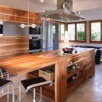 Grand et confortable îlot en bois dans la cuisine