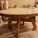 Nagy, hatalmas, valódi fából készült asztal