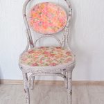 Decoupage bloemenparadijs voor een oude stoel
