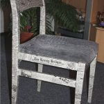 Decoupage enkla tidningar för att uppdatera den gamla stolen