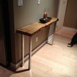 Meja konsol kayu dengan kaki logam