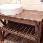 Dřevěný konzolový stůl v koupelně