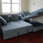 Sofa dengan mekanisme dolphin dan kotak untuk linen