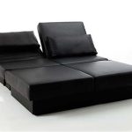 Kaksinkertainen musta sohva