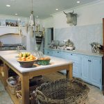 Set da cucina blu senza armadietti superiori