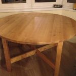 Pěkný velký dřevěný stůl kulatý tvar
