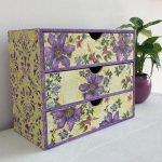Kartonnen commode met paarse bloemen