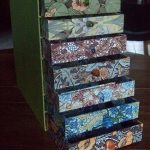 Cassa di cartone con cassetti multicolore