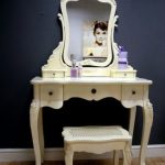 Klasický toaletní stolek a židle v mléčné barvě