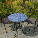 Kovácsolt asztal mozaikokkal és székekkel