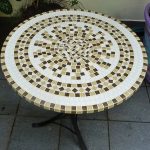 Kauniisti sisustettu mosaiikkipyöreä pöytä