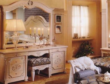 Meja persembahan yang indah dengan cermin di dalam bilik tidur