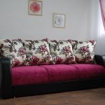 Kaunis ja mukava vaaleanpunainen sohva olohuoneeseen