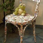Mooie bijgewerkte stoel in de techniek van mozaïek