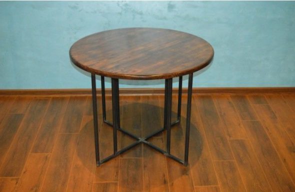 Dřevěný a kovový stůl
