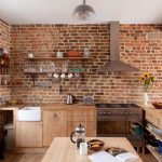 Brick wall keittiö ilman roikkuvia huonekaluja