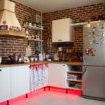 Verlichte keuken zonder bovenkasten