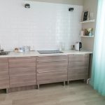 Dapur moden yang kecil tanpa kabinet dinding