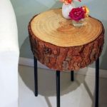 Mini stůl kruhového tvaru z pily řezané na kovových nohách