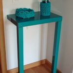Kleine console in turquoise kleur