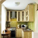 Petite cuisine en bois avec armoires jusqu'au plafond