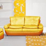 Pieni keltainen taitettava sohva