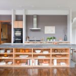 Ongebruikelijke houten keuken zonder bovenkasten