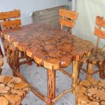 Ongebruikelijke handgemaakte houten tafel en stoelen