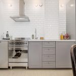 Originele grijze keuken zonder bovenkasten