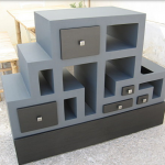 Originální kartonová krabice s otevřenými policemi a zásuvkami
