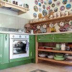 Avoin vihreä keittiö ilman yläkaappeja
