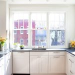U-muotoinen keittiö ikkunoita pitkin ilman seinäkaappeja