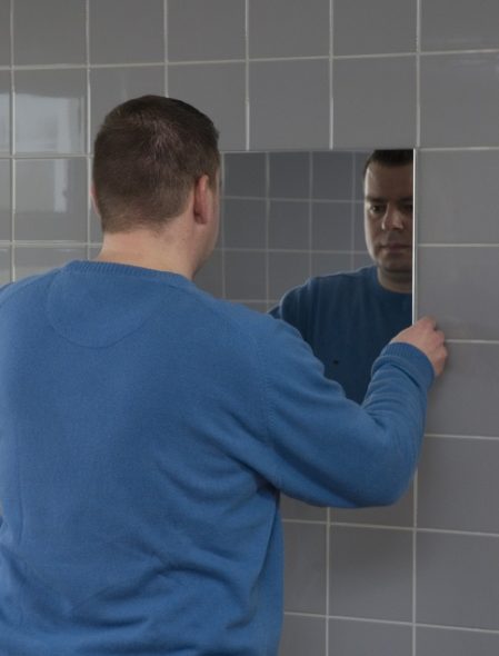 Kami meletakkan cermin di dinding
