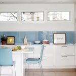 Yksinkertainen sininen ja valkoinen keittiö ilman yläkaappeja
