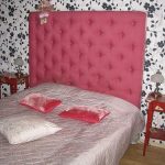 Kepala katil berwarna merah jambu lembut buatan sendiri