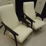 כיסאות בהירים שיק לאחר תיקון