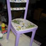 Lila szék decoupage tavasszal