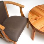 Kézzel készített fa asztal és szék