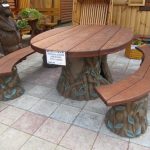 Tavolo e panche in legno con elementi di forgiatura