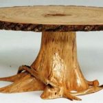 Een tafel van een boomstronk en een deel van een boom