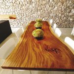 Table avec une forme irrégulière de table en bois