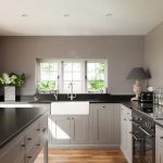 Strikte grijze keuken zonder bovenkasten