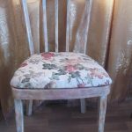 Antieke stoel met decoupagetechniek met rozen