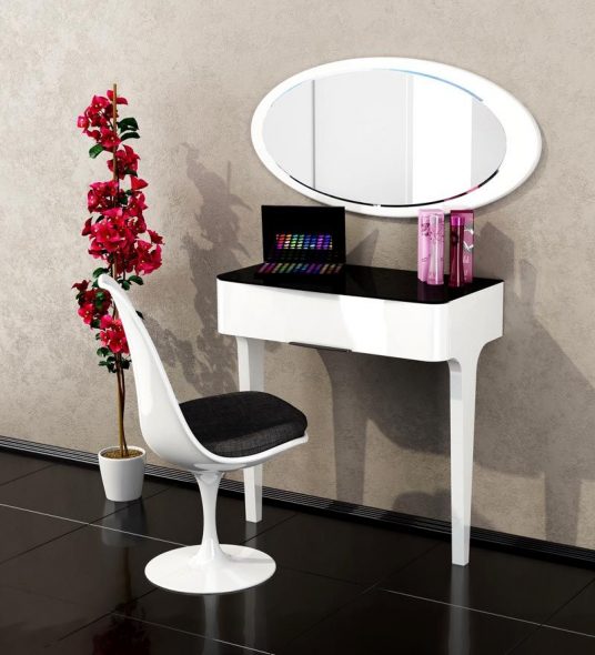 Minimalistický toaletní stolek