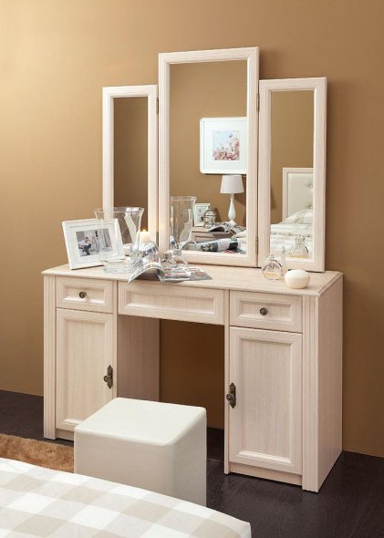 Trellis - bord, utrustad med spegel med tre dörrar