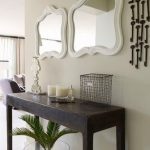 Kleedtafel stenen tafel met spiegels van verschillende groottes