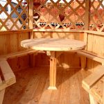 Comfortabele ronde tafel in het tuinhuisje